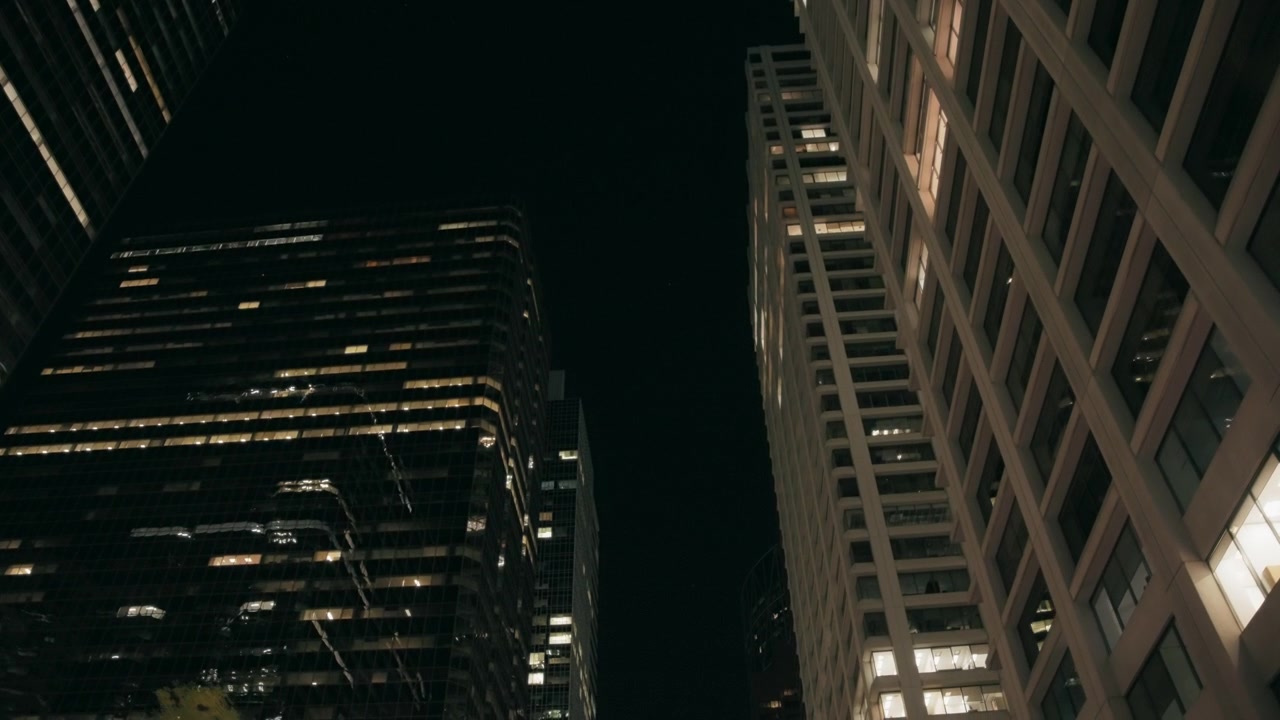 Guidare nel centro città di notte.