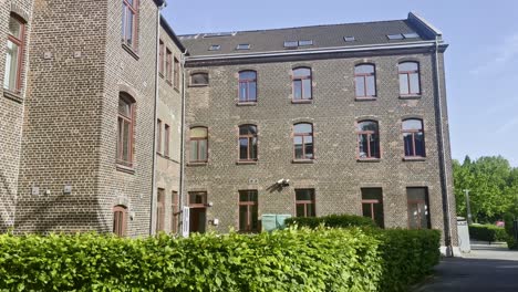 antiguo edificio de fábrica de ladrillo renovado y nunca utilizado con grandes y hermosas ventanas en el parque paisajístico de diusburg en las antiguas instalaciones de la fábrica