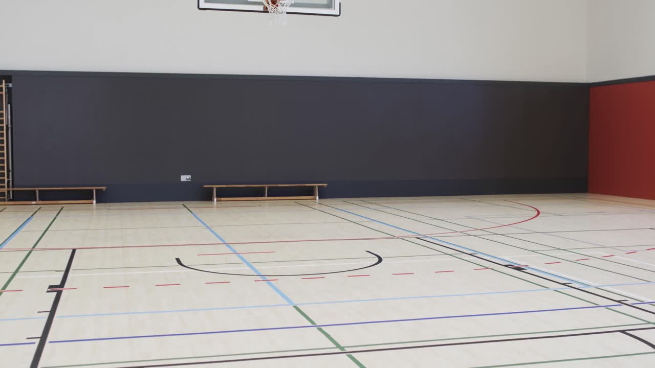 interior de una cancha de baloncesto cubierta, en cámara lenta