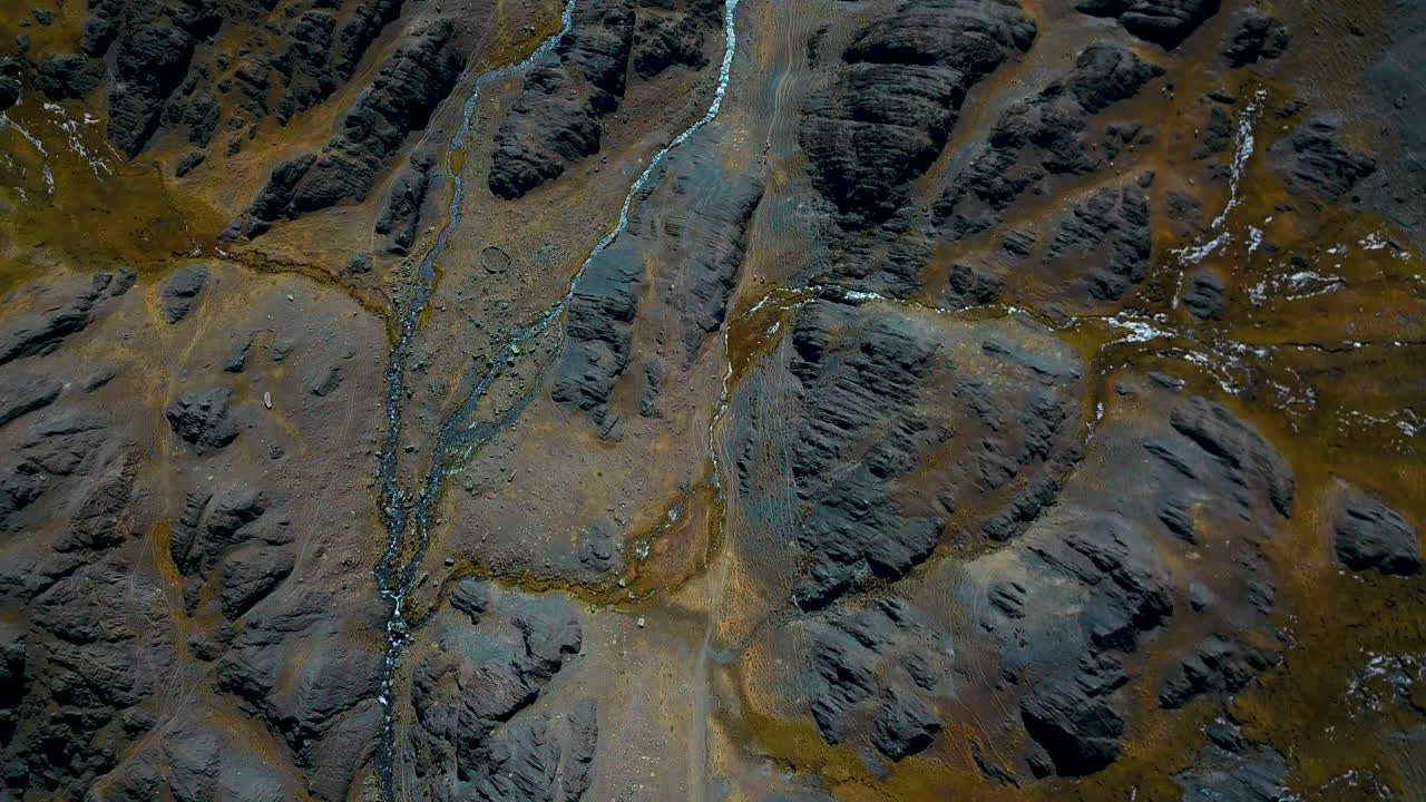 거칠고 황량 한 풍경 을 가로질러 흐르는 강 의 위에서 내려오는 공중 전망