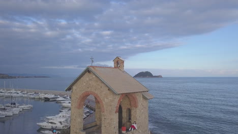 Vista-Aérea-De-Drones-De-La-Capilla-Alassio-Y-La-Isla-Gallinara