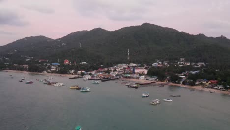 Vista-Aérea-Sobre-El-Muelle-De-Koh-Tao-Con-Barcos-Amarrados-En-El-Océano