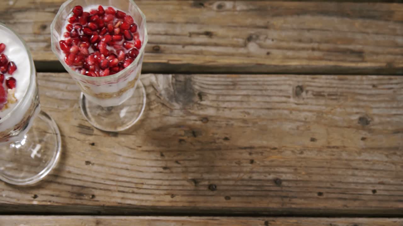 아침 식사 4k에 요거트 무슬리와 라즈베리 컵