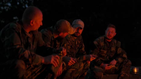 los militares establecieron campamento por la noche en las áreas de entrenamiento, encendieron una fogata para calentarse y freír salchichas en palos, los hombres estaban de servicio, vigilando el campo de entrenamiento, hablando entre sí