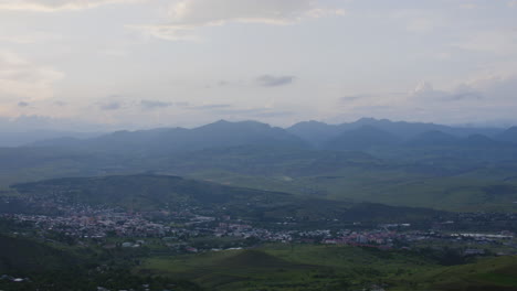 Achalziche-Stadt-Und-Tal-Und-Berge-Im-Dämmernden-Dunst,-Georgien