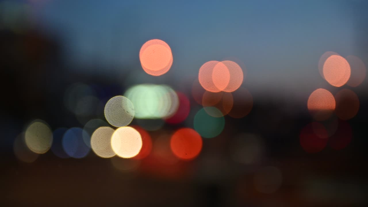 hermoso bokeh reluciente en el fondo oscuro borroso por la noche.