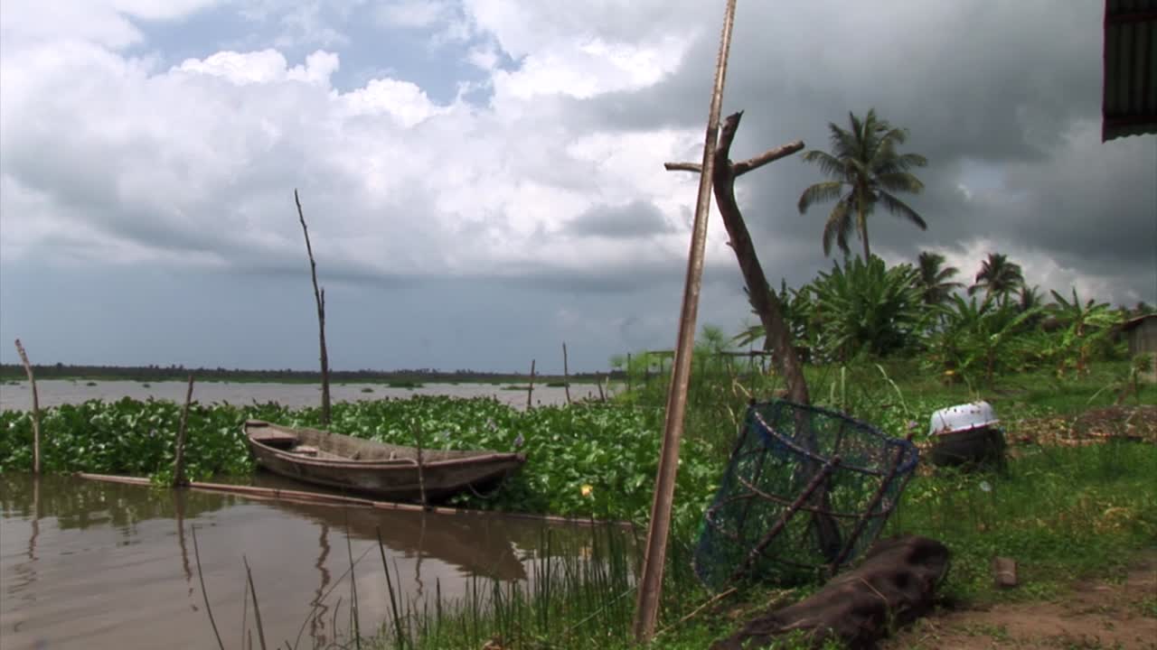 barco de pesca entre los manglares en badagry, nigeria