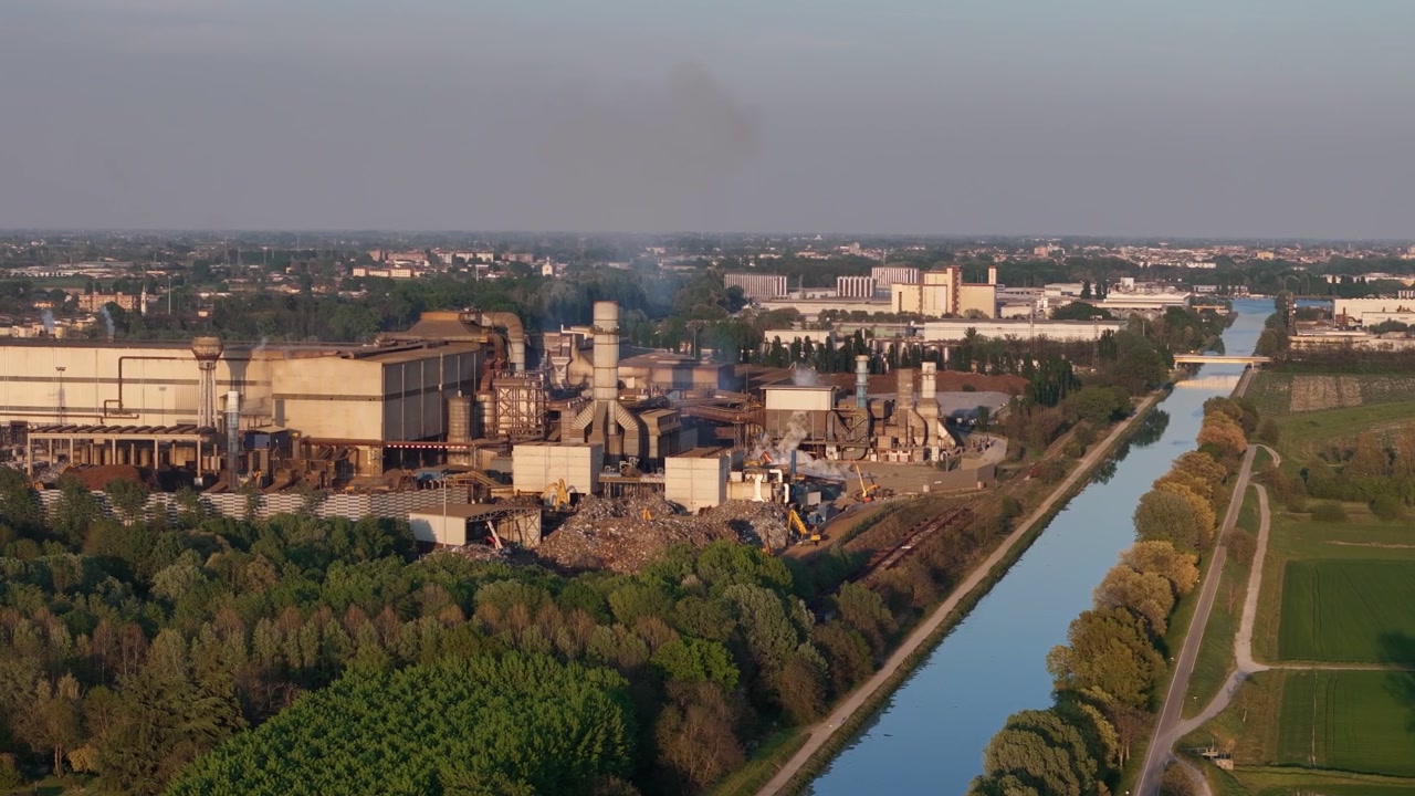 Acciaieria Arvedi a Spinadesco, Cremona, Lombardia, Italia, accanto al canale Idrovia Milano-Cremona e al Porto Canale, con complesso industriale e terreni agricoli nella Pianura Padana, inquadratura statica