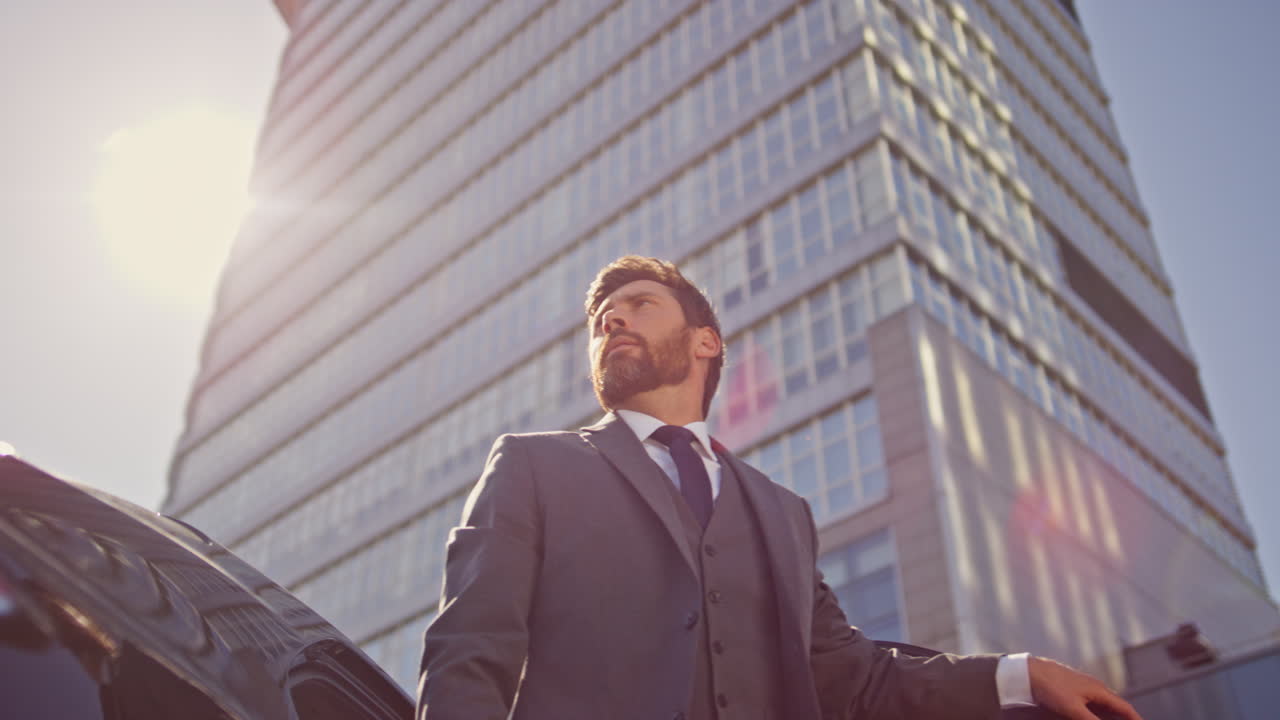 jefe abriendo la puerta del automóvil saliendo. gerente exitoso saliendo del coche