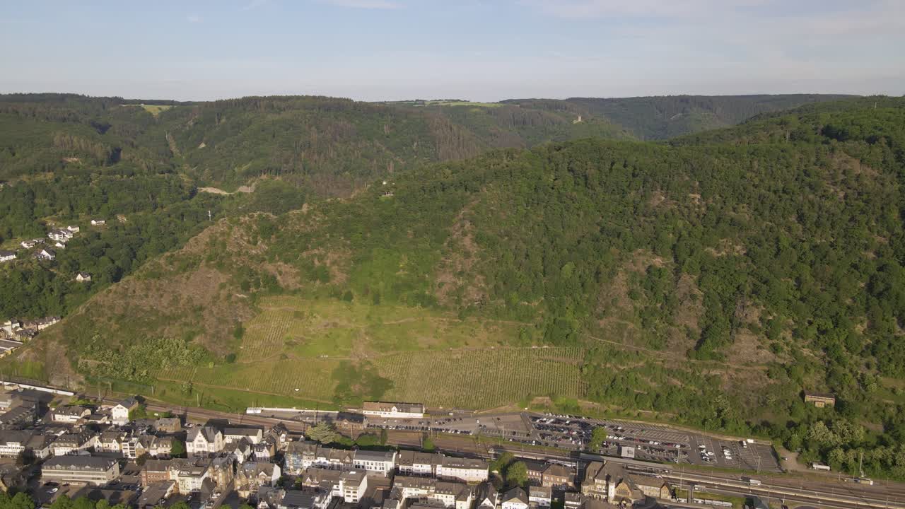 아래에 작은 집들이 모여 있는 산맥을 향해 천천히 이동