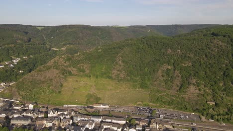 Langsam-Auf-Eine-Bergkette-Mit-Einer-Kleinen-Ansammlung-Von-Häusern-Zu