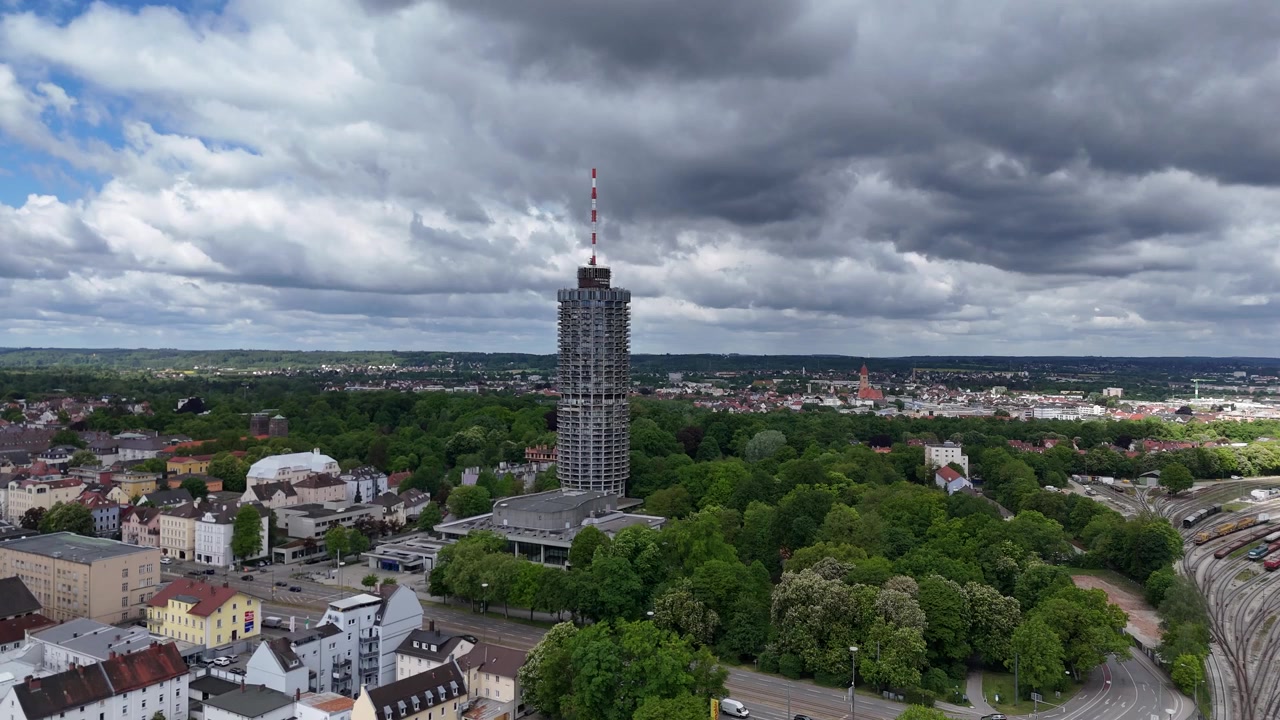 Prospettiva drone verso l'Hotelturm di Augusta con centro congressi e parco circostante.
