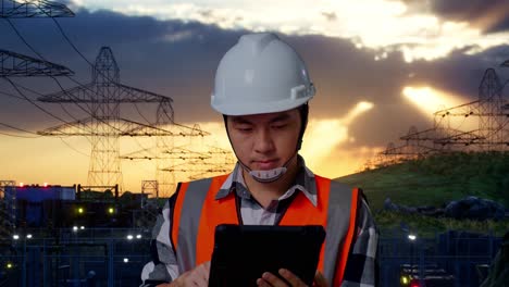 ingeniero trabajando en una tableta en una planta de energía