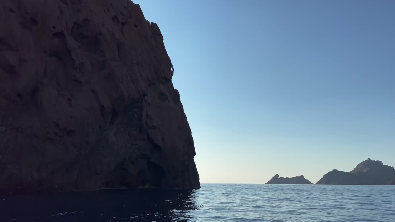 enorme roca en medio del mar en la reserva natural de la península de scandola en la temporada de verano como se ve desde un barco en movimiento, isla de córcega en francia