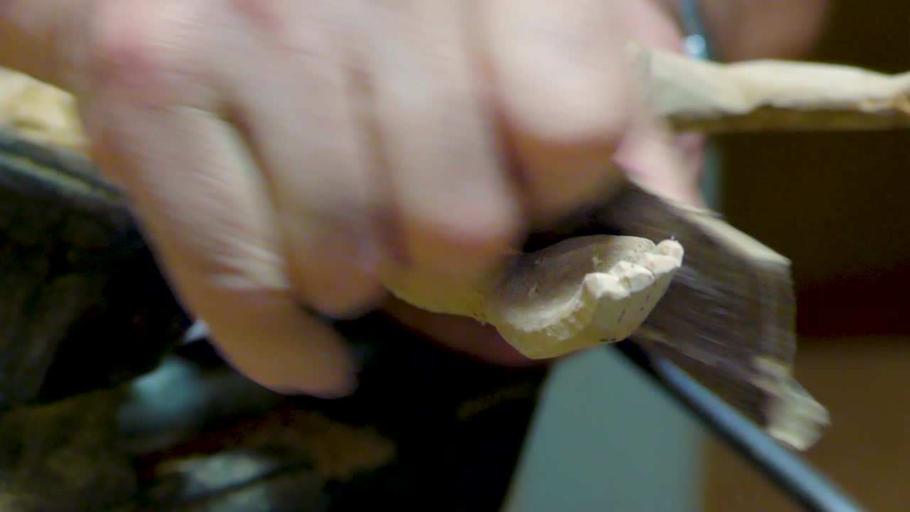 올리브 나무 조각상을 작업하는 작업장에서 이탈리아 조각가