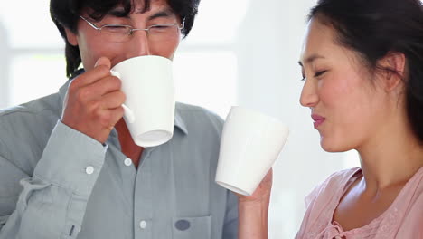 Un-Hombre-Y-Una-Mujer-Conversando-Mientras-Beben-Una-Taza-De-Café.