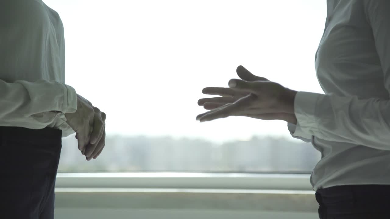 악수를 하는 사업가 여성 들 의 근접적 인 모습