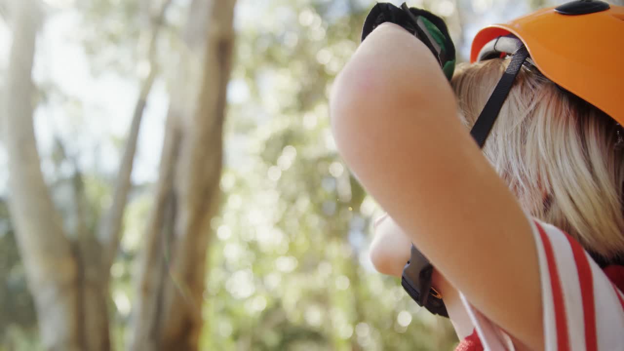 niño mirando en el bosque 4k