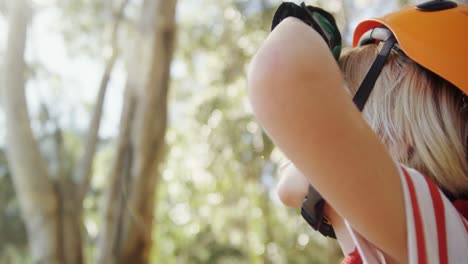 niño mirando en el bosque 4k