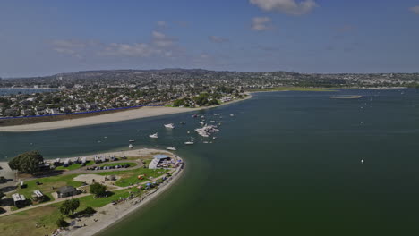 san diego california antenna v80 flyover vacation island, vola lungo la riva del crown point park e spiaggia con vista sulla fiesta mission bay durante il giorno in estate - girato con mavic 3 cine - settembre 2022