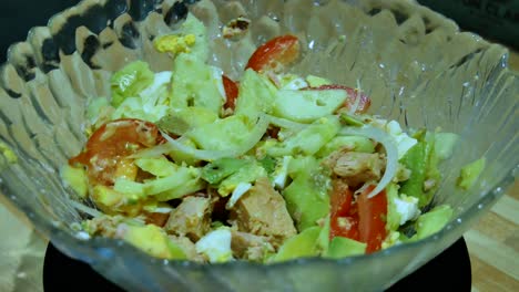 una ensalada en un cuenco que gira sobre sí misma