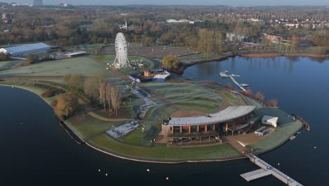 una vista aérea, temprano en la mañana del lago wilten en milton keynes, que muestra la orilla y la rueda de observación