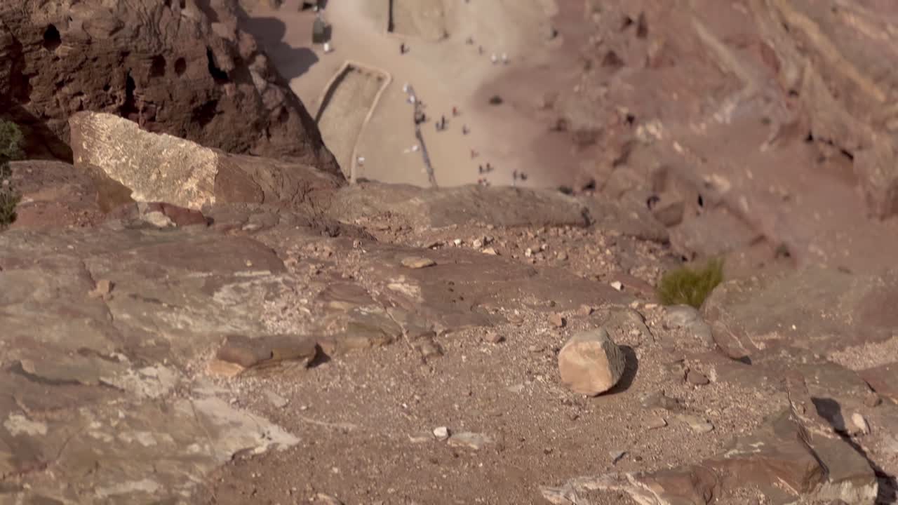 요르단 의 페트라 에 있는 로마 의 기둥 거리 를 보기 위해 절벽 을 내려다보고 있다