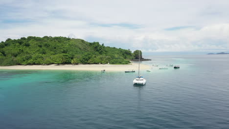 Vorbeiflug-An-Einer-Kleinen-Tropischen-Insel-Im-Indischen-Ozean-Vor-Madagaskar