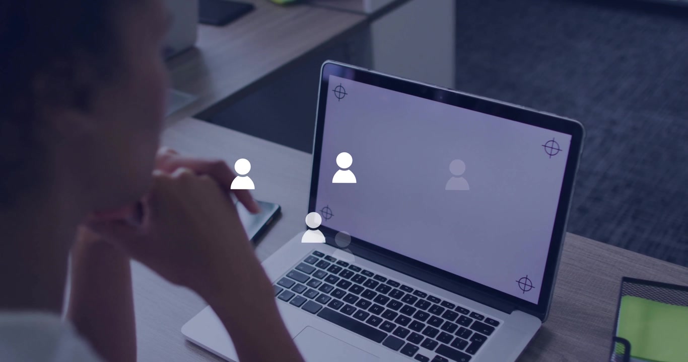 Pessoa observando ícones animados de redes sociais aparecerem na tela do laptop