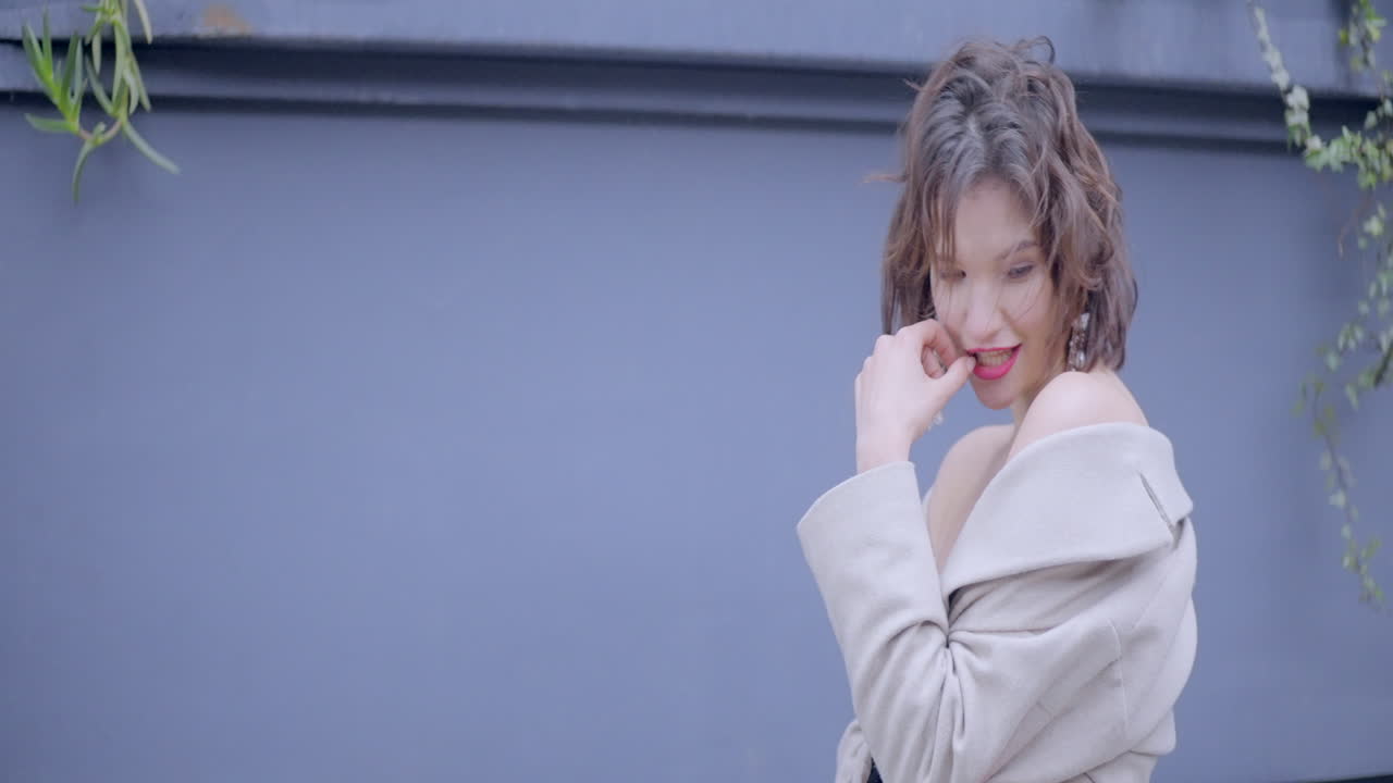 베이지 코트를 입은 여자