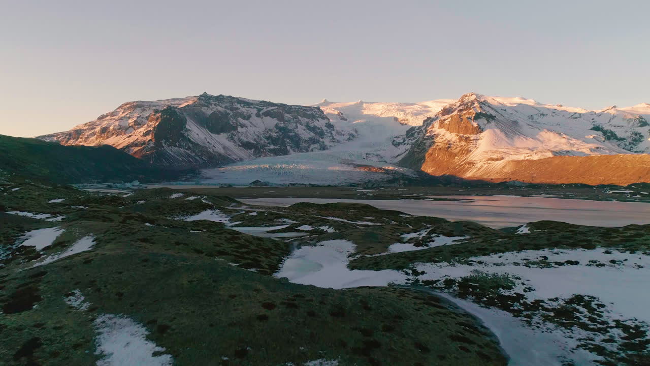 Luftaufnahme des Nationalparks Skaftafell mit Blick auf die Hvannadalshnúkur-Gletscherberge in Island