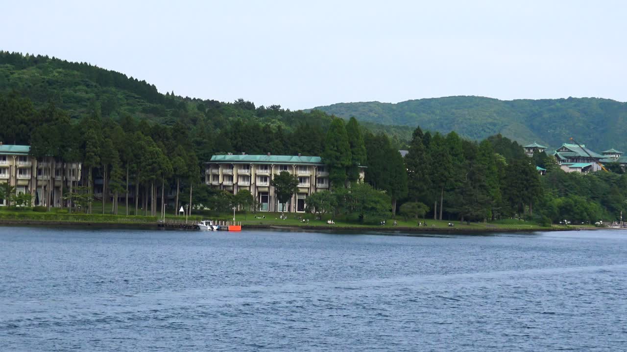 모터보트가 지나가는 아시 호수와 일부 건물의 전망