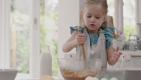 niña feliz horneando en la cocina mezclando ingredientes para masa de galletas casera divirtiéndose preparando deliciosas golosinas para el desayuno en casa 4k metraje