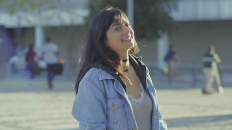 Hermosa-Muchacha-Adolescente-Sonriendo-Y-Hablando-Con-La-Cámara.