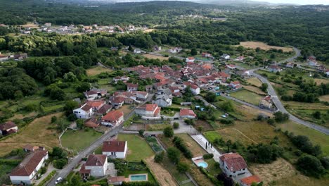 Drone-Paralaje-Aéreo-Orbita-Alrededor-De-La-Pequeña-Campiña-Española-Centro-De-La-Ciudad-Pueblo-Pueblo