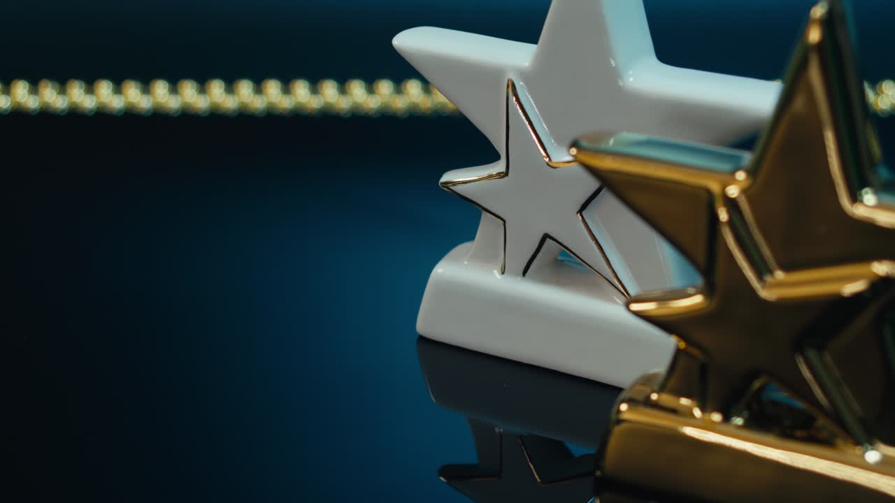 estrellas doradas y blancas, fondo azul abstracto