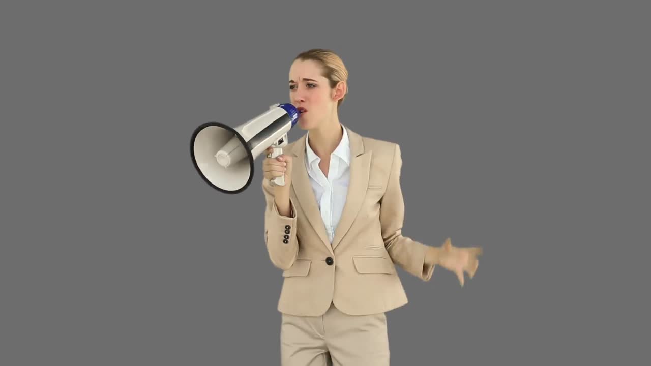 mujer de negocios mandona gritando a través del megáfono