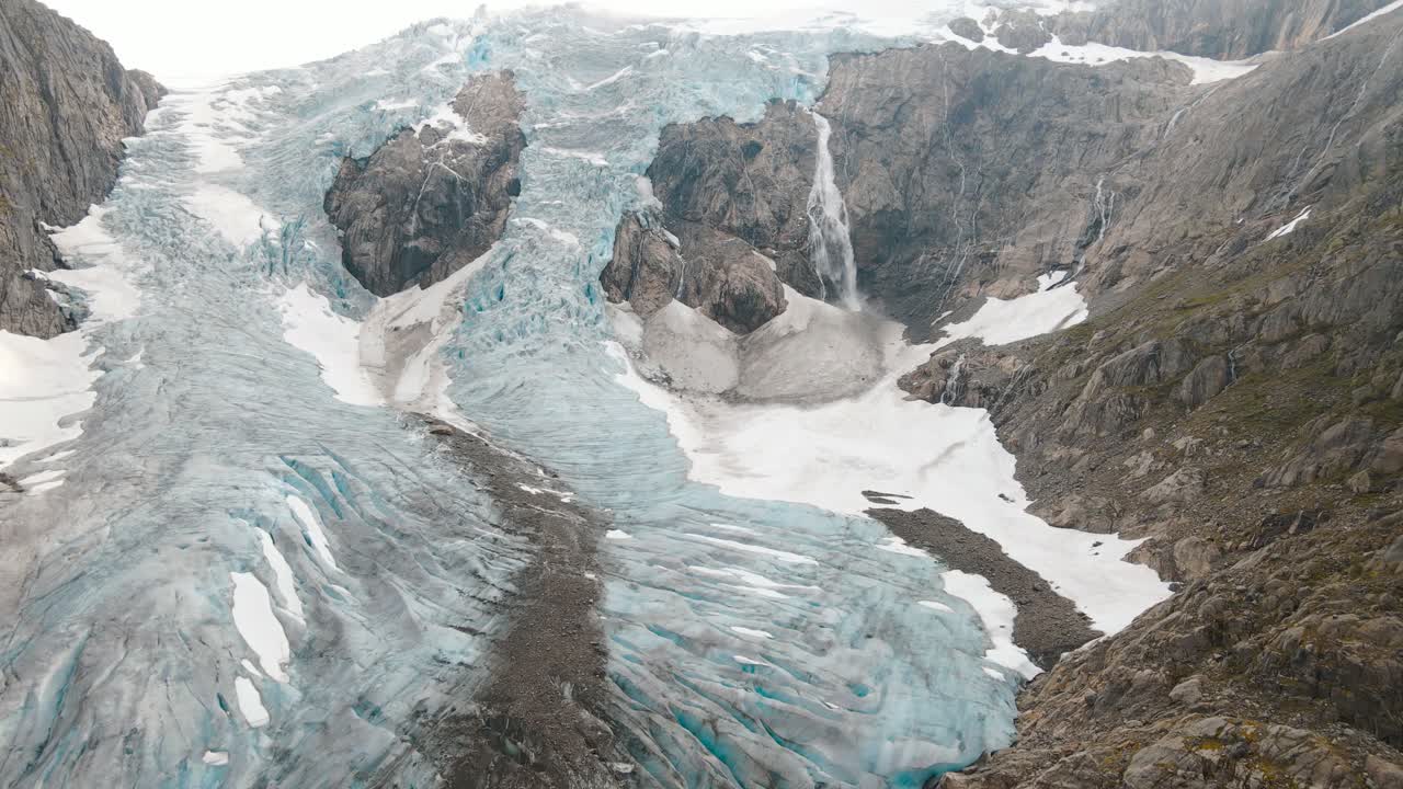 cerrando las imágenes de drones del glaciar en el parque nacional de folgefonna en noruega, buerbreen