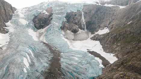 Cerrando-Imágenes-De-Drones-Del-Glaciar-En-El-Parque-Nacional-Folgefonna-En-Noruega,-Buerbreen