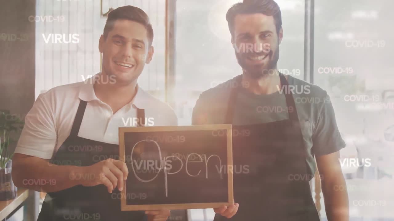 Animação de palavras "Covid-19" a flutuar sobre dois chefs caucasianos masculinos felizes a segurar um letreiro de "Aberto".