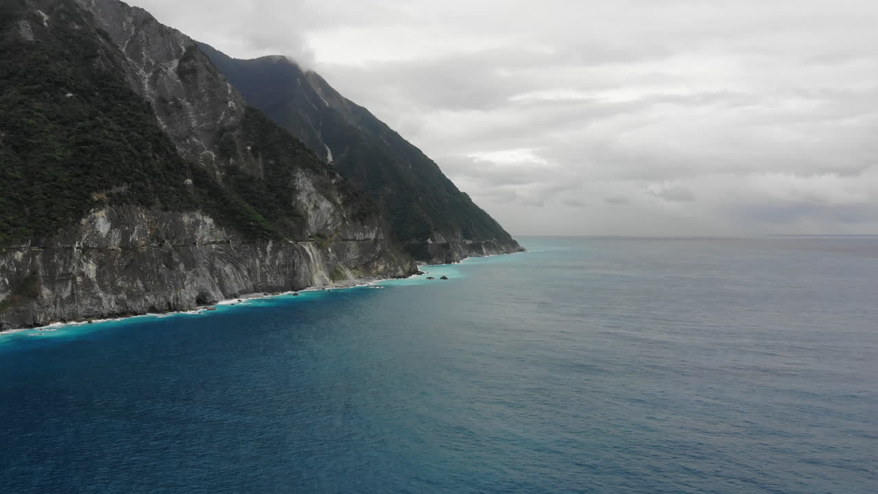 Scatto aereo con drone della scogliera di Qingshui nel Parco Nazionale di Taroko, Taiwan