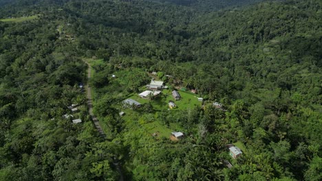 Abgelegenes-Dorf-Inmitten-Des-Tropischen-Dschungels-Von-Papua-Neuguinea