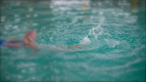 La-Joven-Está-Practicando-Cómo-Nadar-En-Una-Tabla-Dentro-De-La-Sala-De-Natación-Cubierta