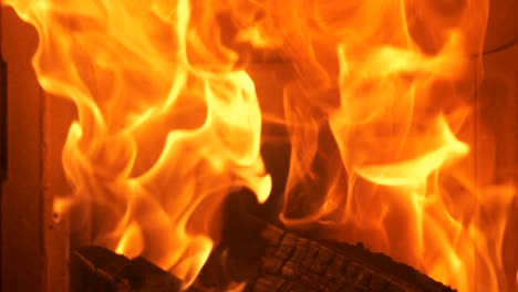 primer plano de cámara lenta, llamas ardientes en la chimenea