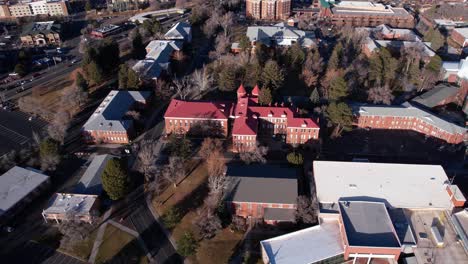 flagstaff usa, vista aérea de los edificios de la universidad del norte de arizona en un soleado día de invierno