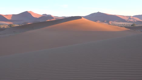 toma de establecimiento del parque nacional namib naukluft en el desierto de namib y enormes dunas de arena amanecer namibia