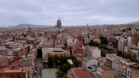 Drone-Aéreo-Cinematográfico-De-La-Construcción-De-La-Comunidad-De-Cataluña-Y-El-Horizonte-Con-La-Sagrada-Familia-En-La-Ciudad-De-Barcelona,-España