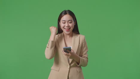 스마트폰으로 성공을 축하하는 여성