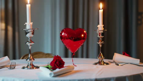 cena romántica a la luz de las velas