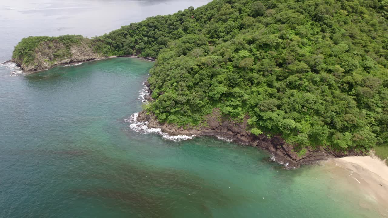 isla con mucha naturaleza